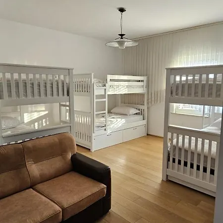 Ihosteltr * טיראנה