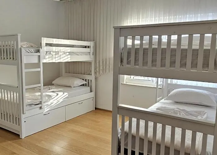 Ihosteltr * טיראנה